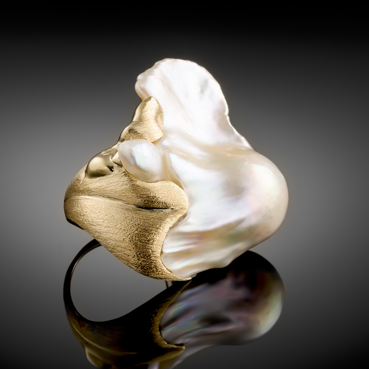 The Wave ring: 18K gold with a baroque pearl