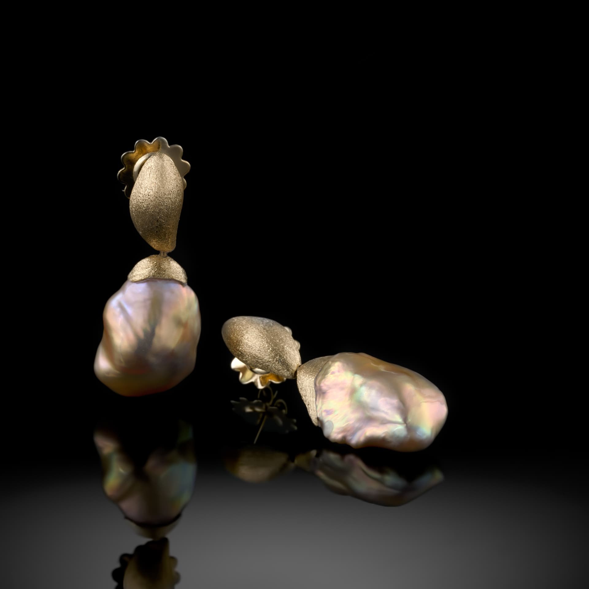Baroque pearl earrings in 18K gold