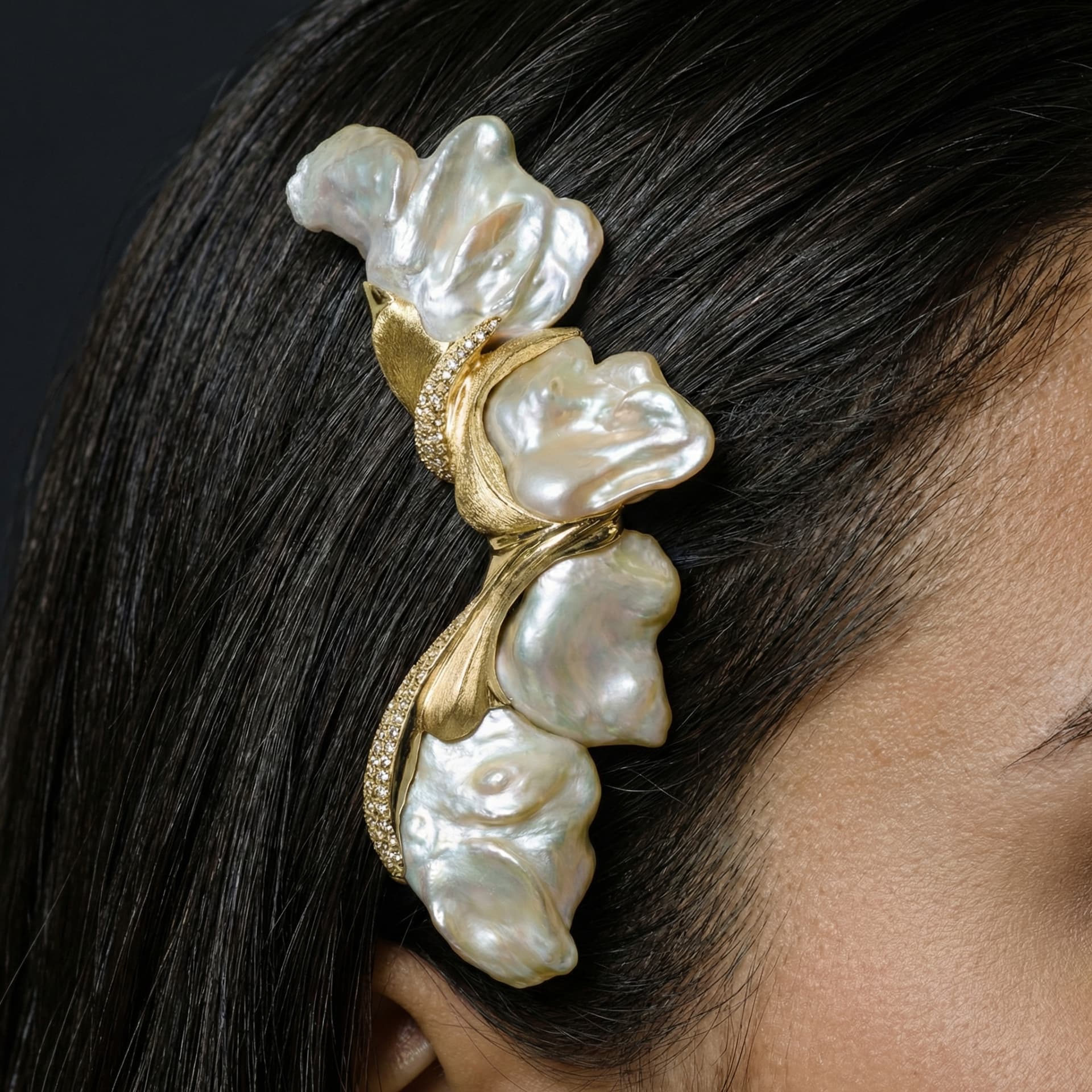 The Heaven brooch worn in the hair, baroque pearls set in 18K gold